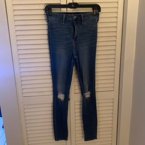 DARK WASH HOLLISTER RIPPED SKINNY JEANS/ JEGGINGS